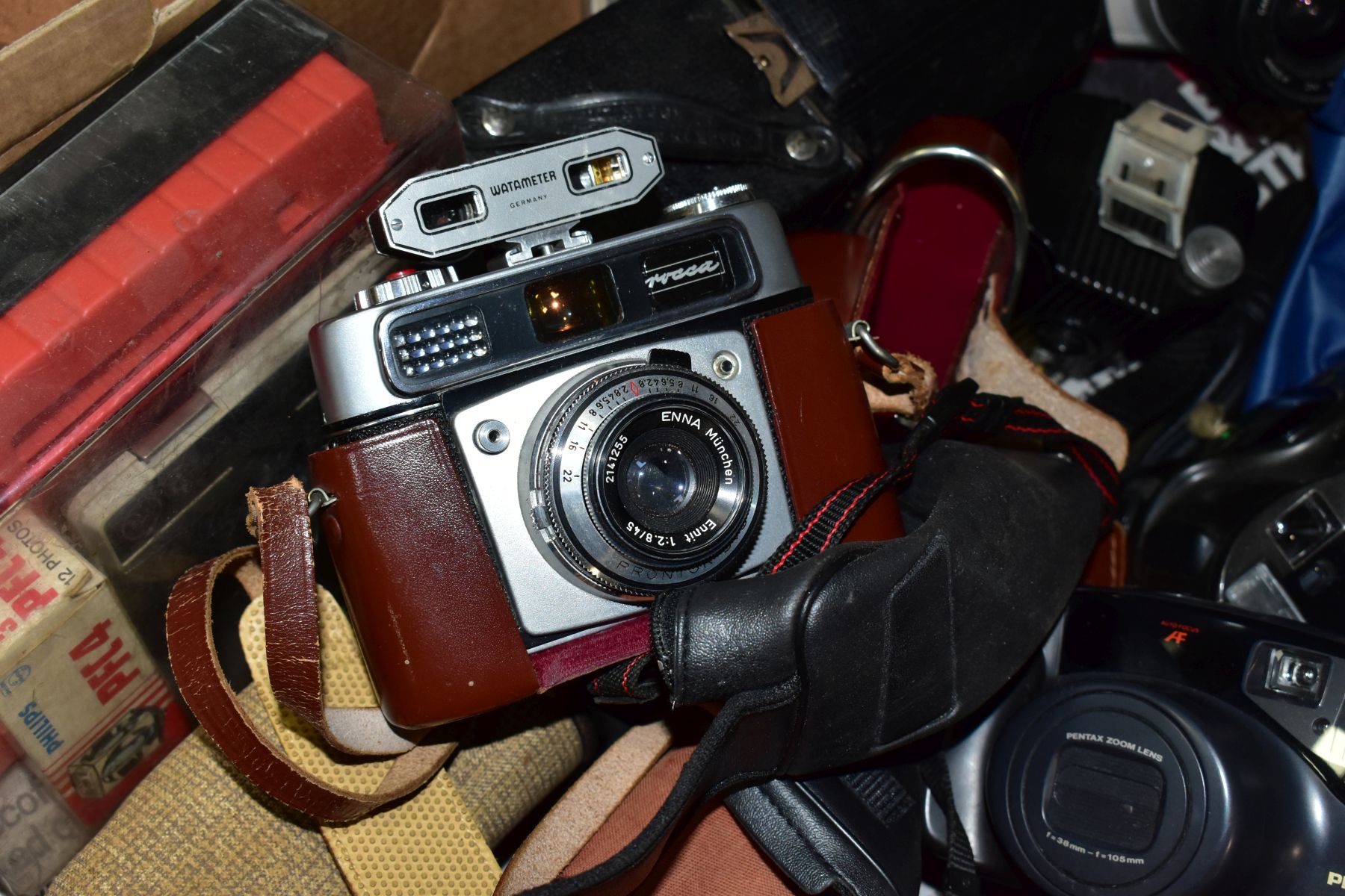 A TRAY OF VINTAGE CAMERAS, etc to include an Olympus OM2N camera, body fitted with a Tokina 28- - Image 7 of 8