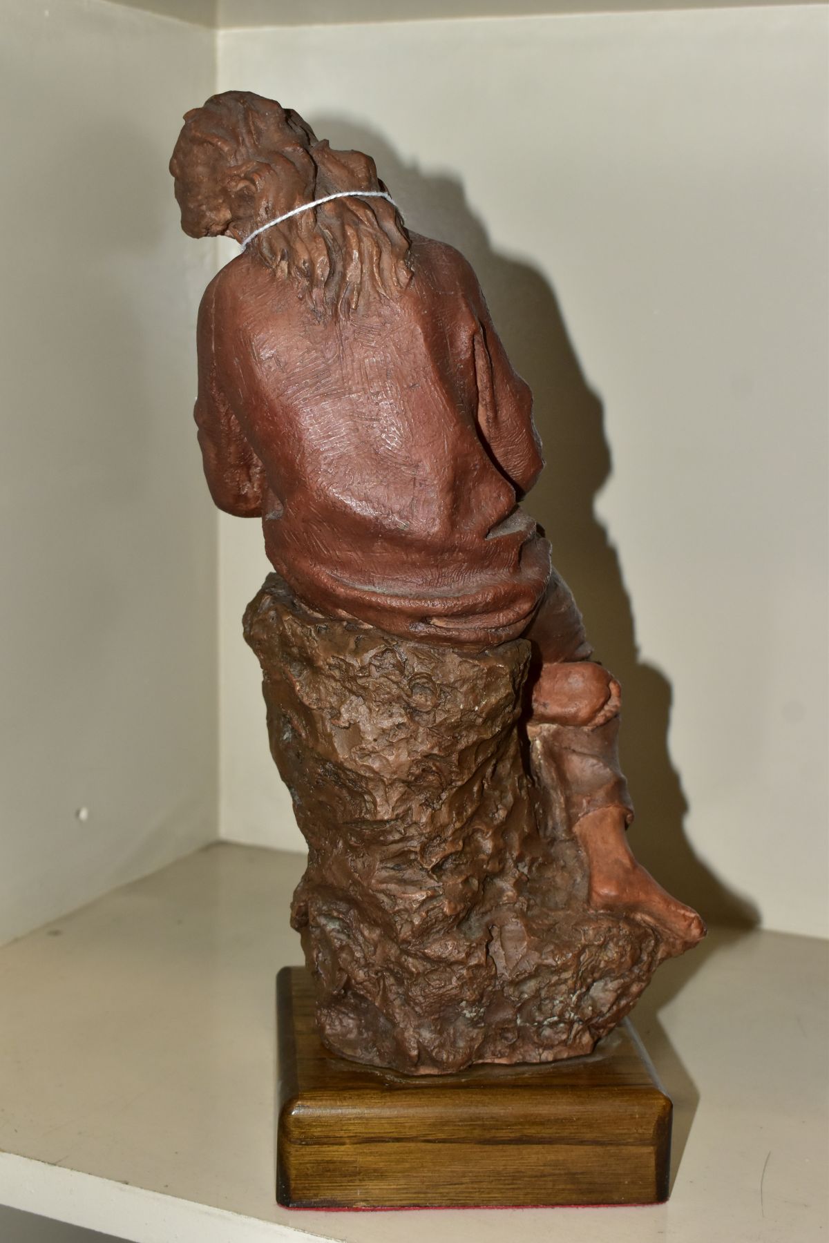 A LIMITED EDITION JOSEP BOFILL RESIN SCULPTURE, depicting mother and child, No 414/3999, on wooden - Image 4 of 6