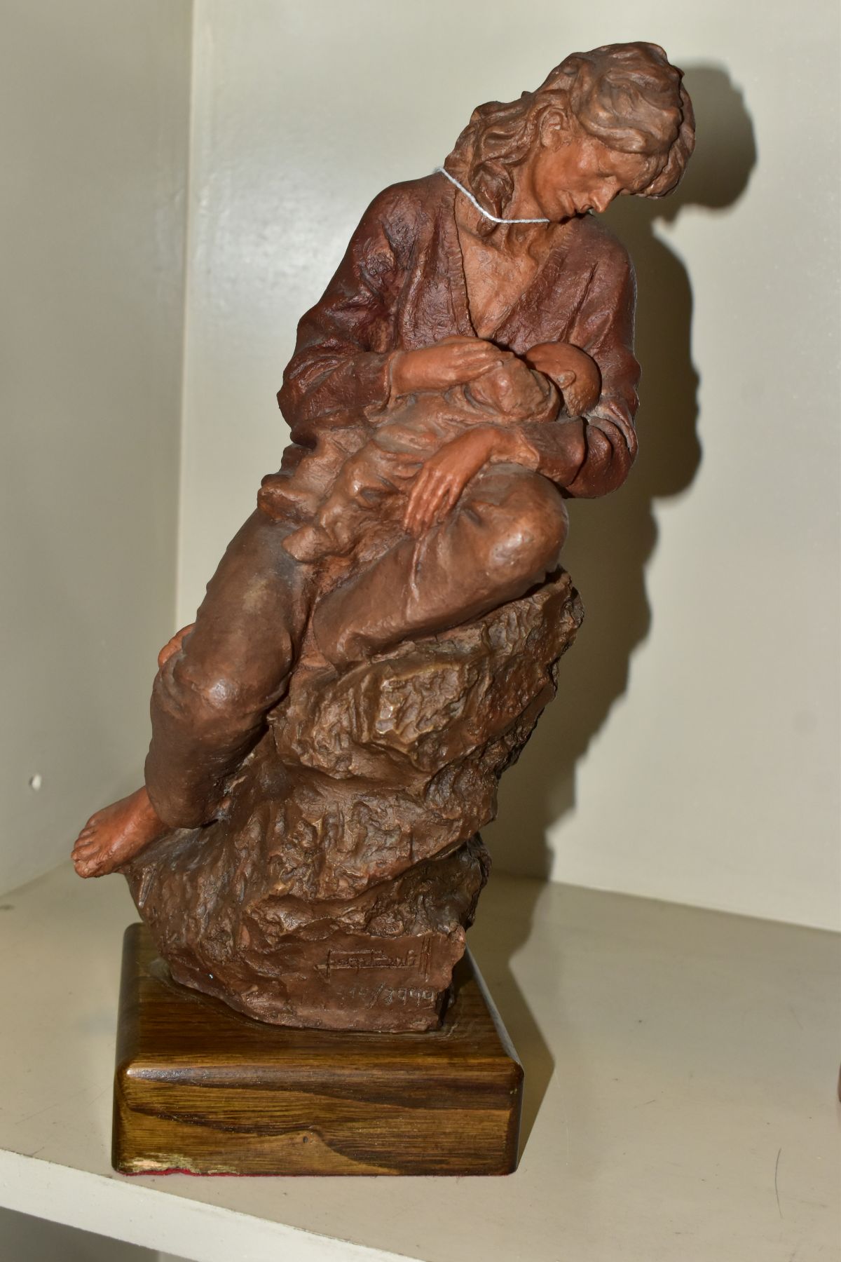 A LIMITED EDITION JOSEP BOFILL RESIN SCULPTURE, depicting mother and child, No 414/3999, on wooden