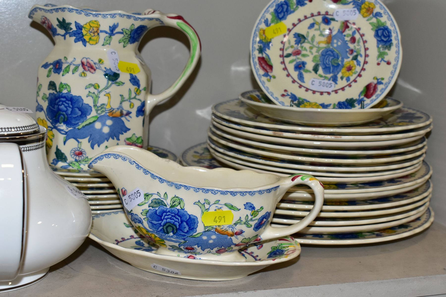 A GROUP OF CERAMIC TABLEWARES AND COLLECTABLES, to include boxed Royal Crown Derby Royal - Image 4 of 15