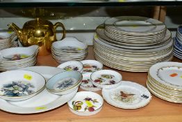 A COLLECTION OF ASSORTED ROYAL WORCESTER CERAMICS, including a small plate painted with a wren,