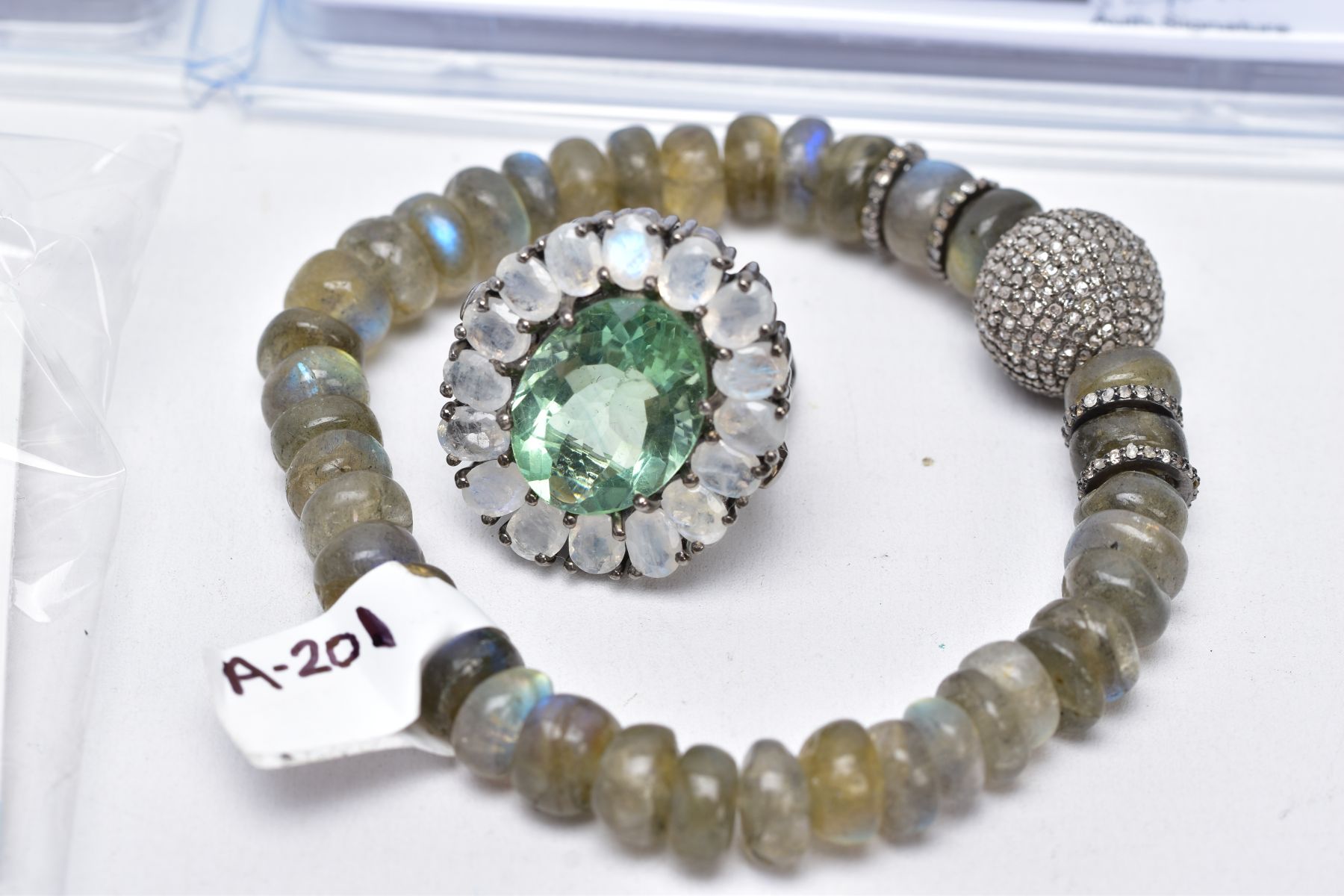 A SELECTION OF GEMSTONES AND JEWELLERY ITEMS, to include a green flourite and feldspar cluster ring, - Image 9 of 16