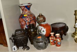 A SMALL COLLECTION OF LATE 19TH AND 20TH CENTURY JAPANESE CERAMICS AND METALWARES, including a