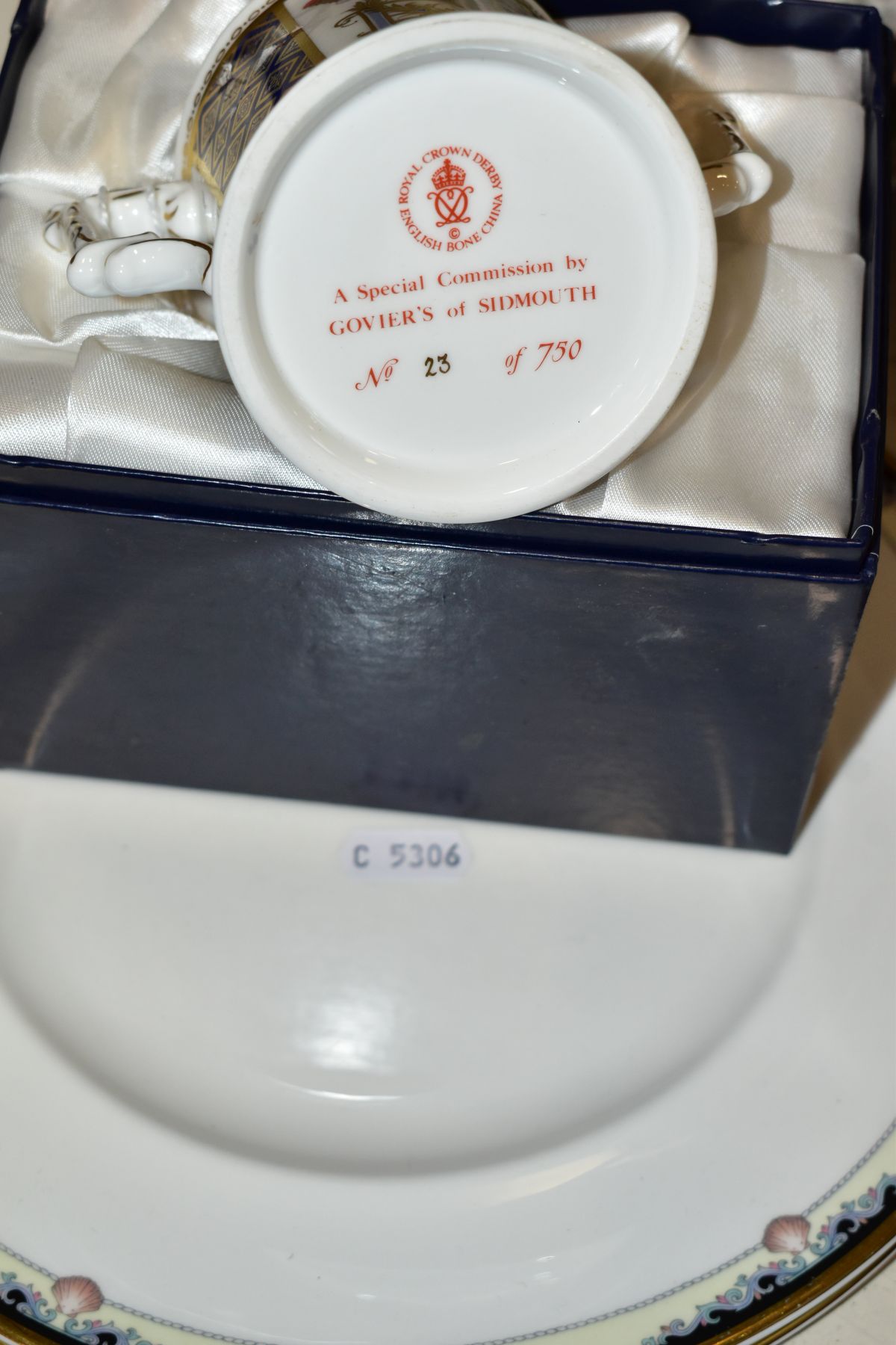 A GROUP OF CERAMIC TABLEWARES AND COLLECTABLES, to include boxed Royal Crown Derby Royal - Image 13 of 15