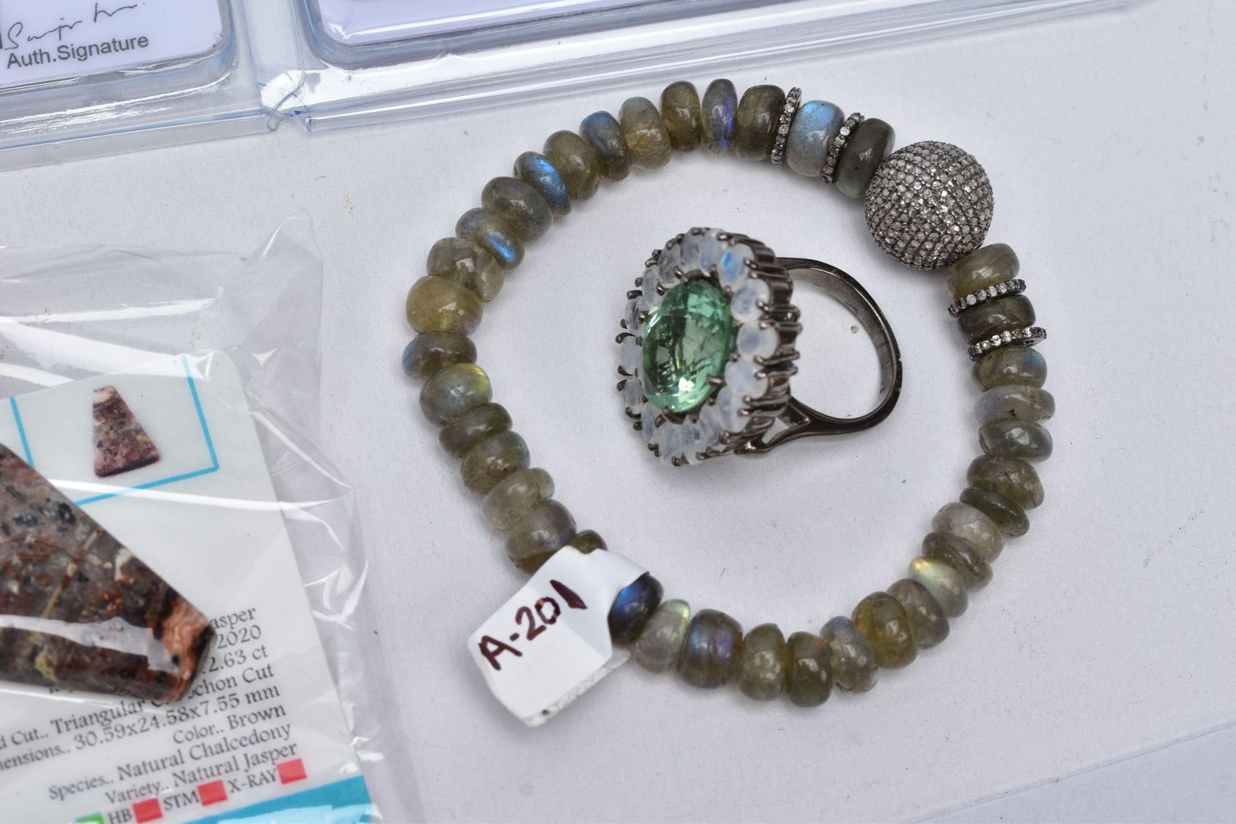 A SELECTION OF GEMSTONES AND JEWELLERY ITEMS, to include a green flourite and feldspar cluster ring, - Image 12 of 16