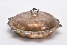 AN EDWARDIAN SILVER ENTREE DISH, a circular form with a shell and scroll detailed rim, plain cover