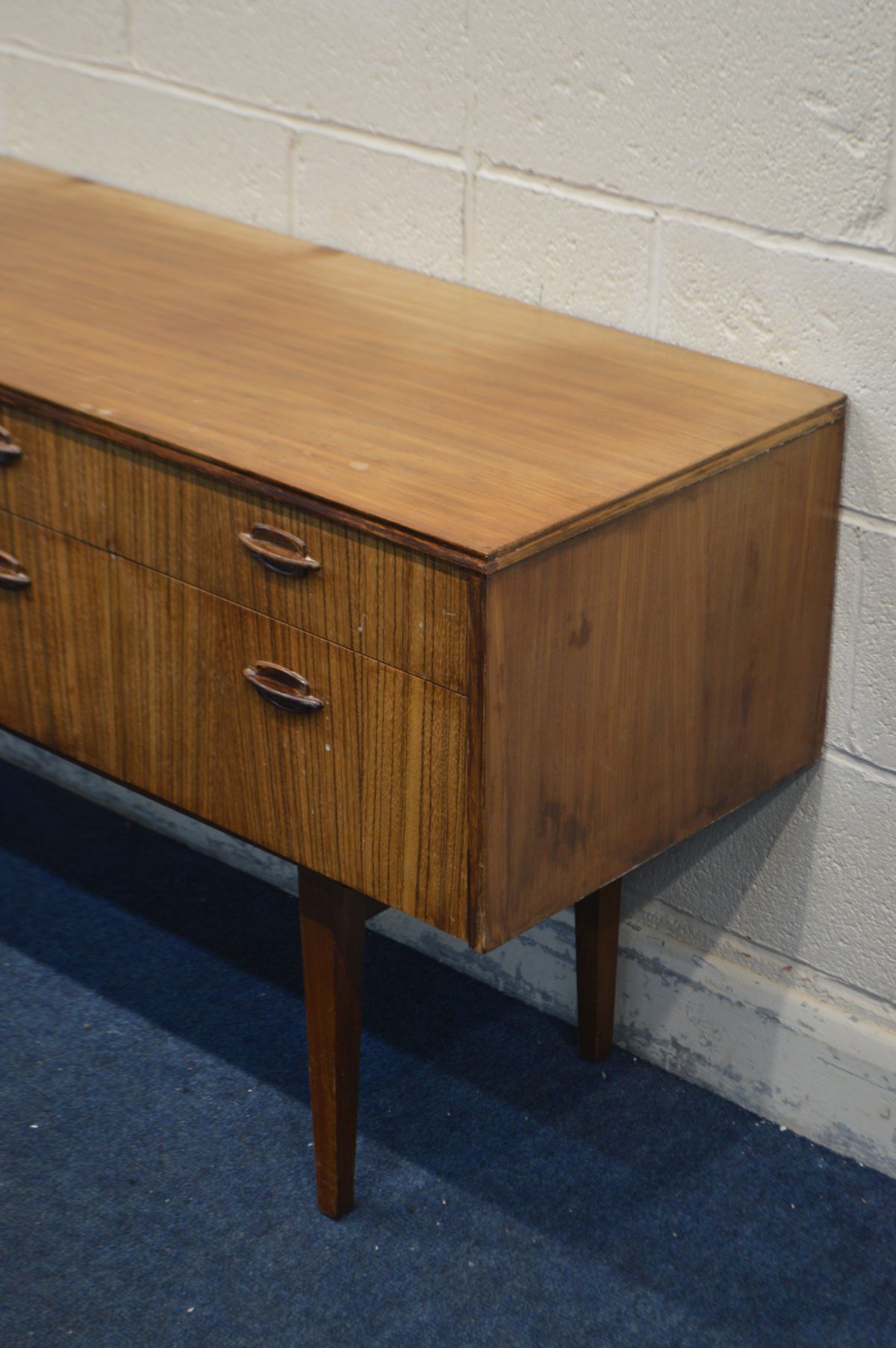 A MID TO LATE 20TH CENTYURY AFROMOSIA SIDEBOARD/CHEST OF SIX ASSORTED DRAWERS, on square tapering - Image 3 of 5