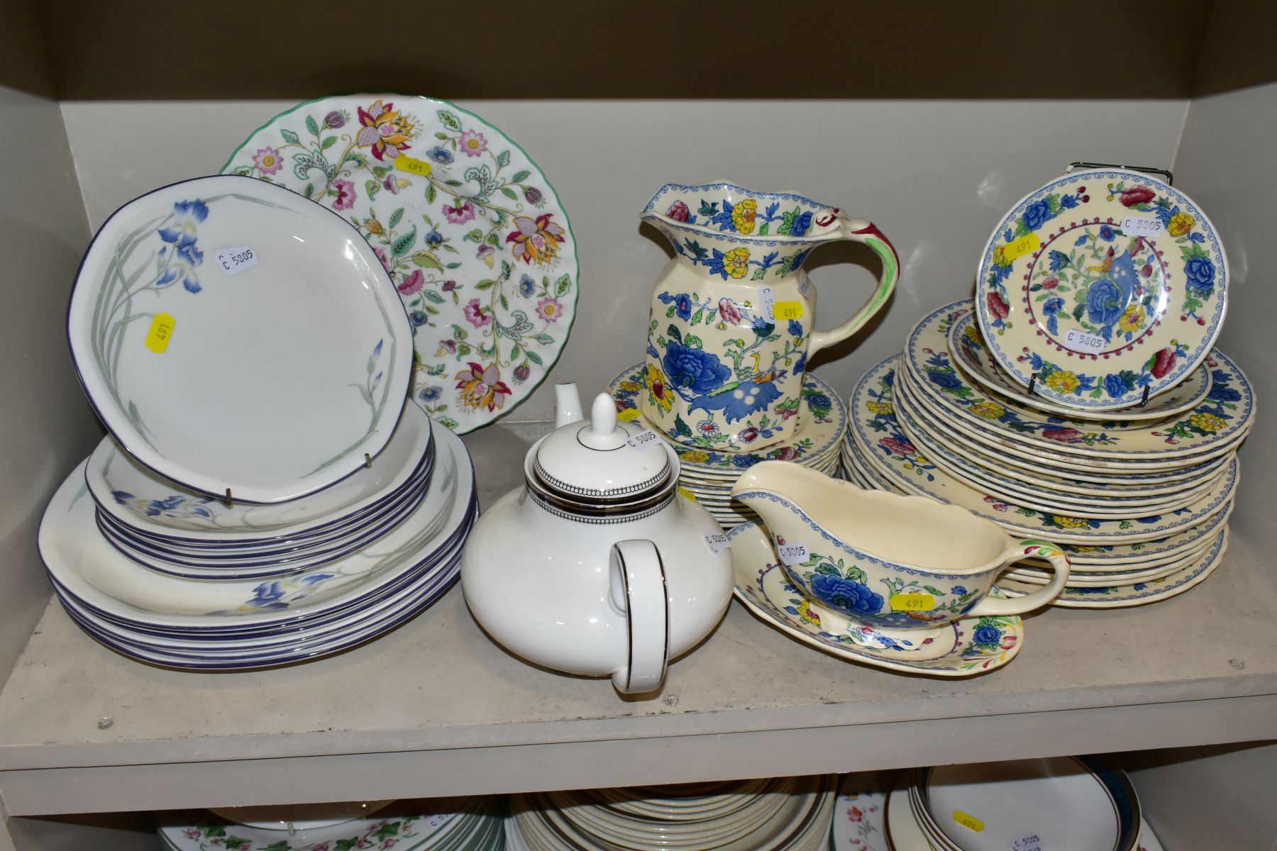 A GROUP OF CERAMIC TABLEWARES AND COLLECTABLES, to include boxed Royal Crown Derby Royal - Image 3 of 15