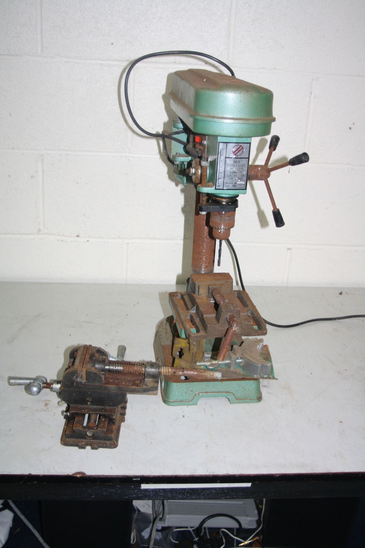 AN UNBRANDED PILLAR DRILL 59cm high with a standard machine vice and a two axis machine vice with