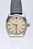 A GENTS ROLEX OYSTER WRISTWATCH, round discoloured white dial signed 'Rolex Oyster', baton