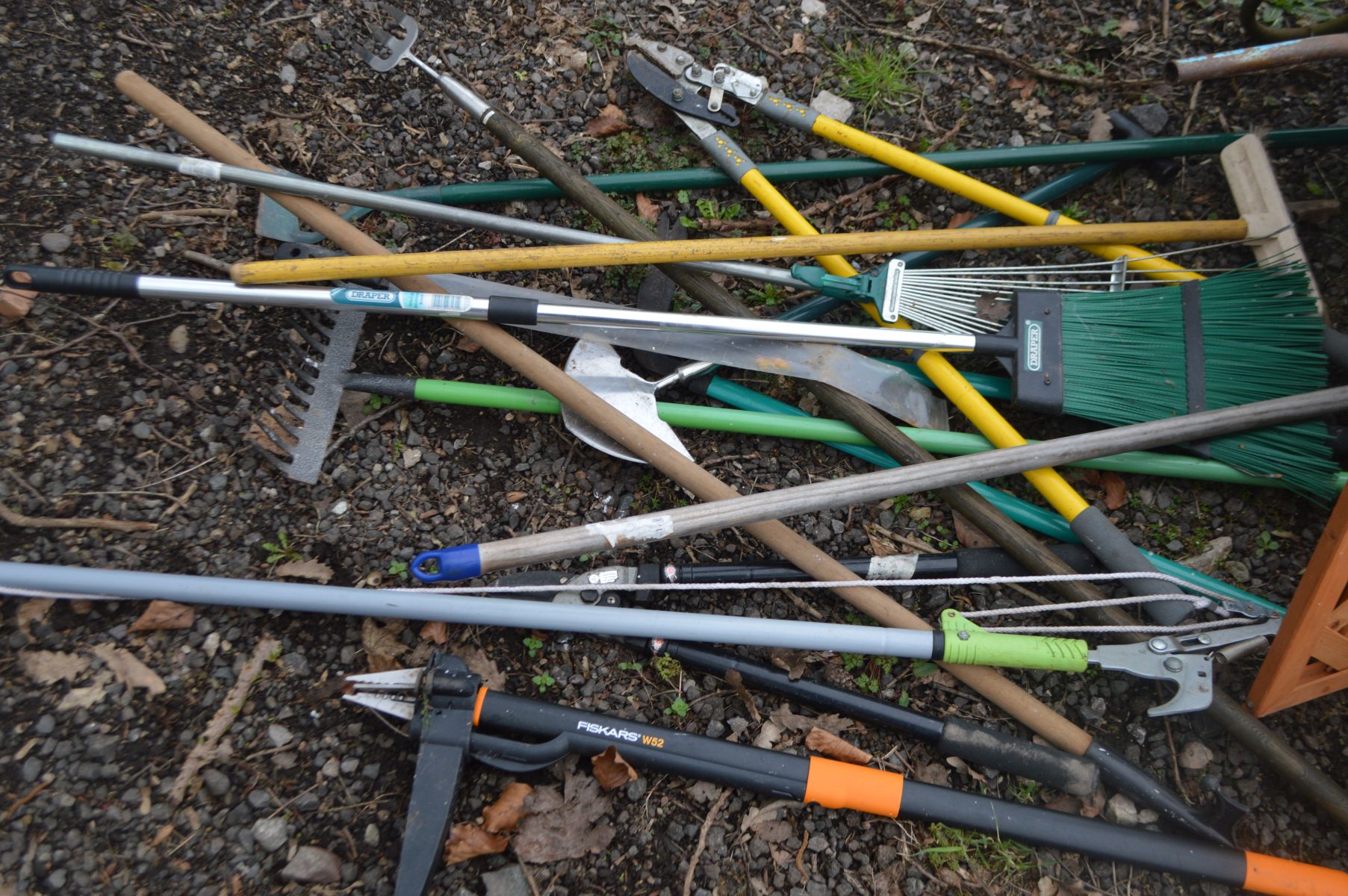 A QUANTITY OF GARDEN TOOLS to include a lopper, de-weeder, rake, broom, shears etc together with a - Image 2 of 4