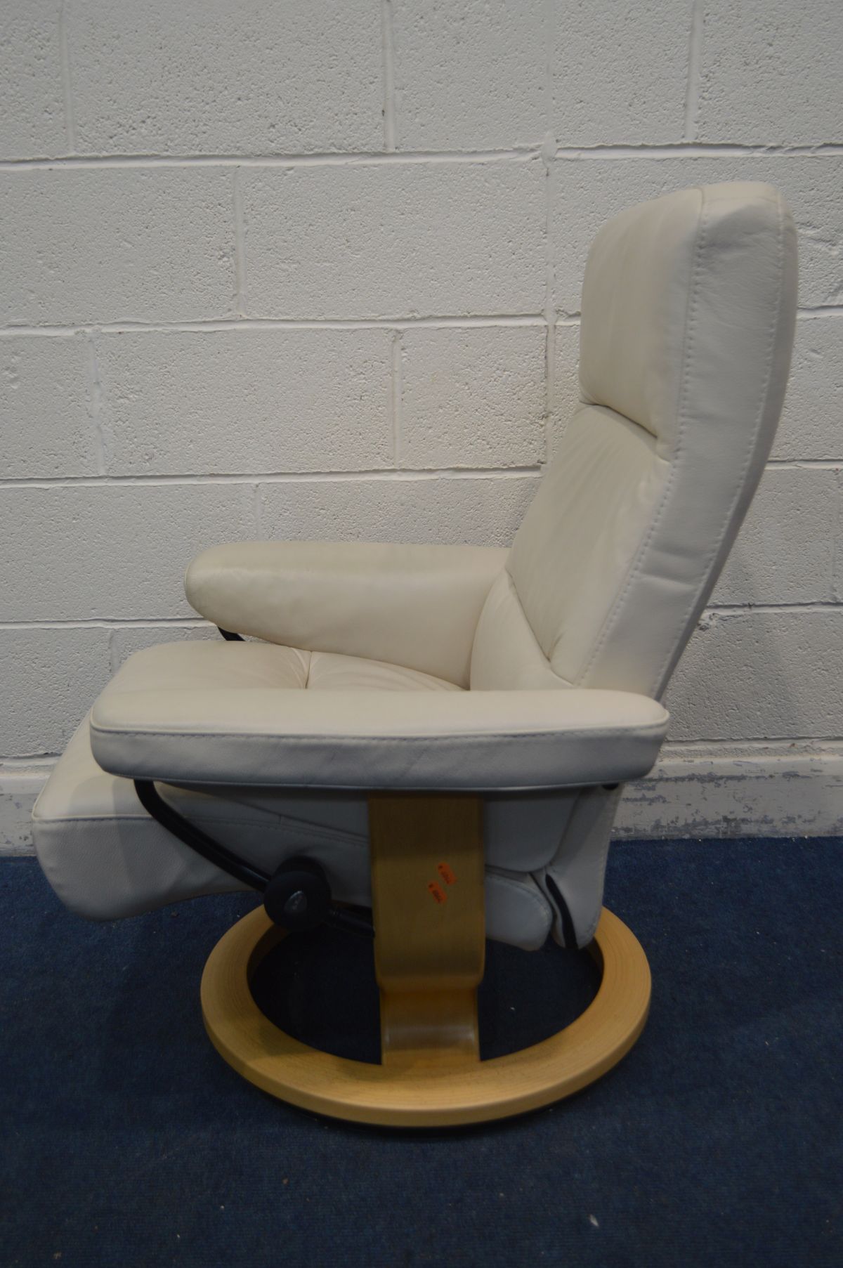 A CREAM EKORNES STRESSLESS SWIVEL RECLINING ARMCHAIR, on a beech frame, along with a matching - Image 3 of 5