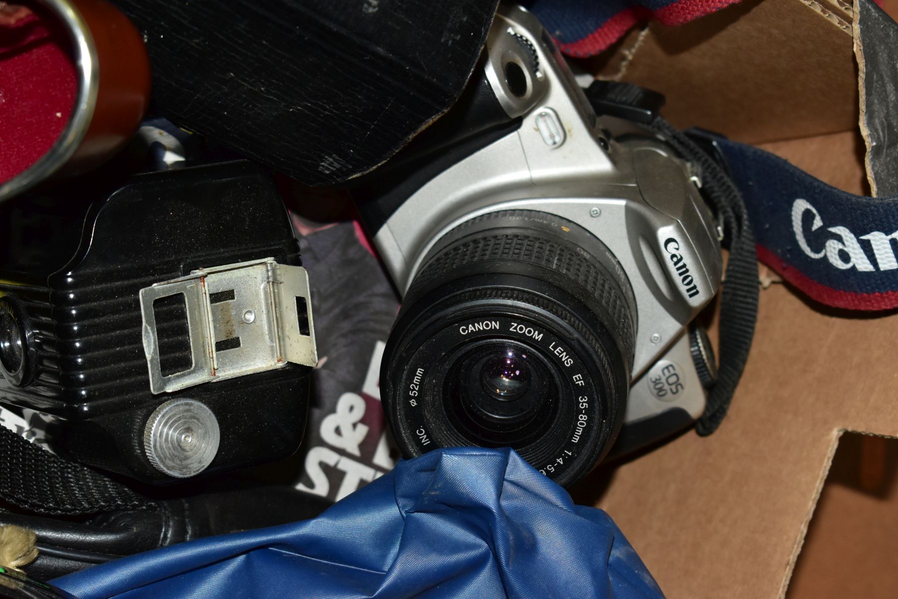 A TRAY OF VINTAGE CAMERAS, etc to include an Olympus OM2N camera, body fitted with a Tokina 28- - Image 6 of 8