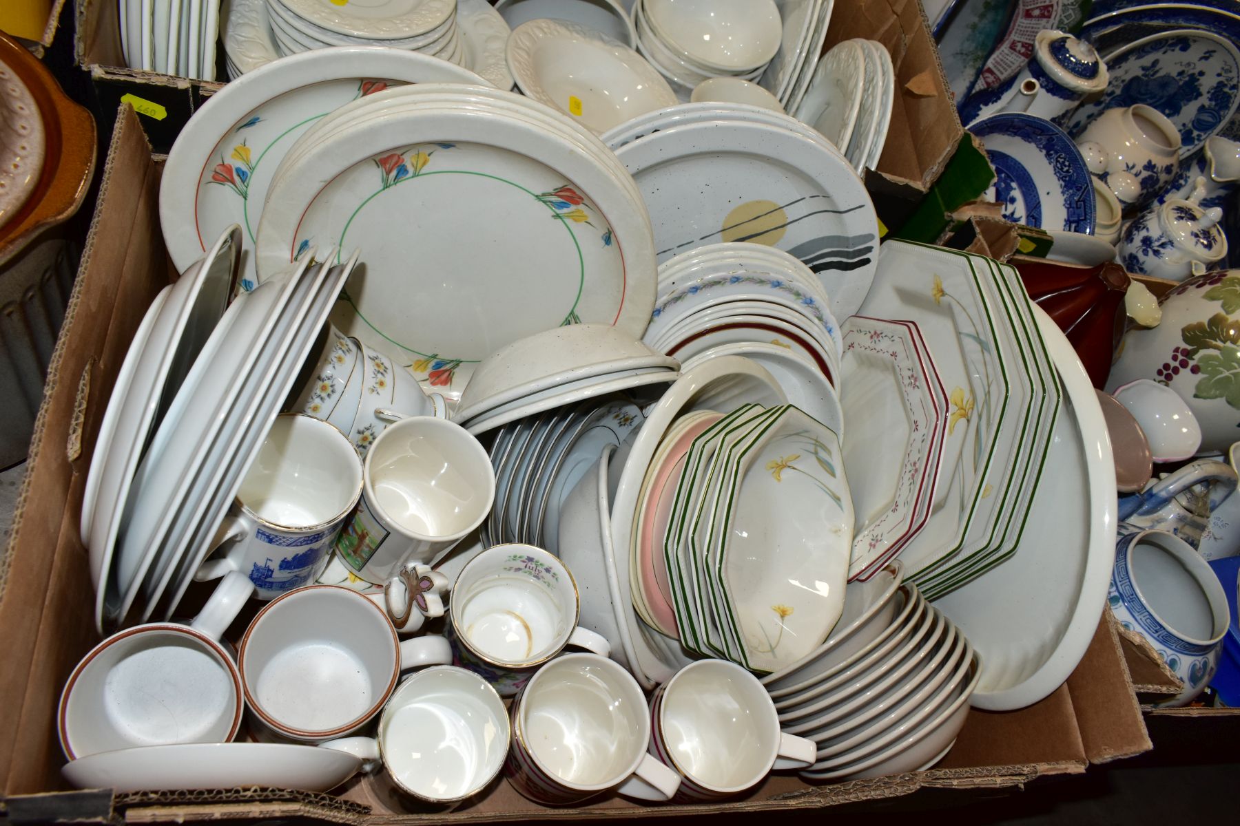 FIVE BOXES AND LOOSE, TEA/DINNERWARES BLUE & WHITE, ETC, to include Rumtoffs (one boxed), modern - Image 8 of 9