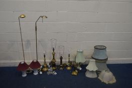 A QUANTITY OF VARIOUS LIGHTS, to include five various brassed table lamps, two floor standing