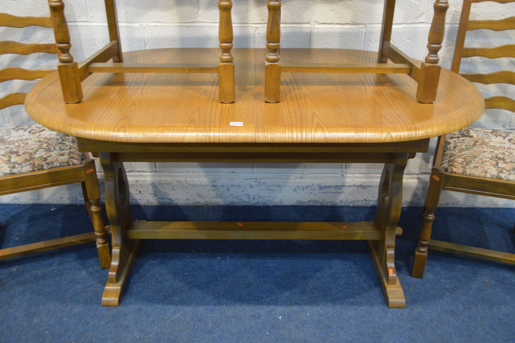 A LATE 20TH CENTURY OAK EXTENDING DINING TABLE, with one additional leaf, length 143cm x depth - Image 3 of 3