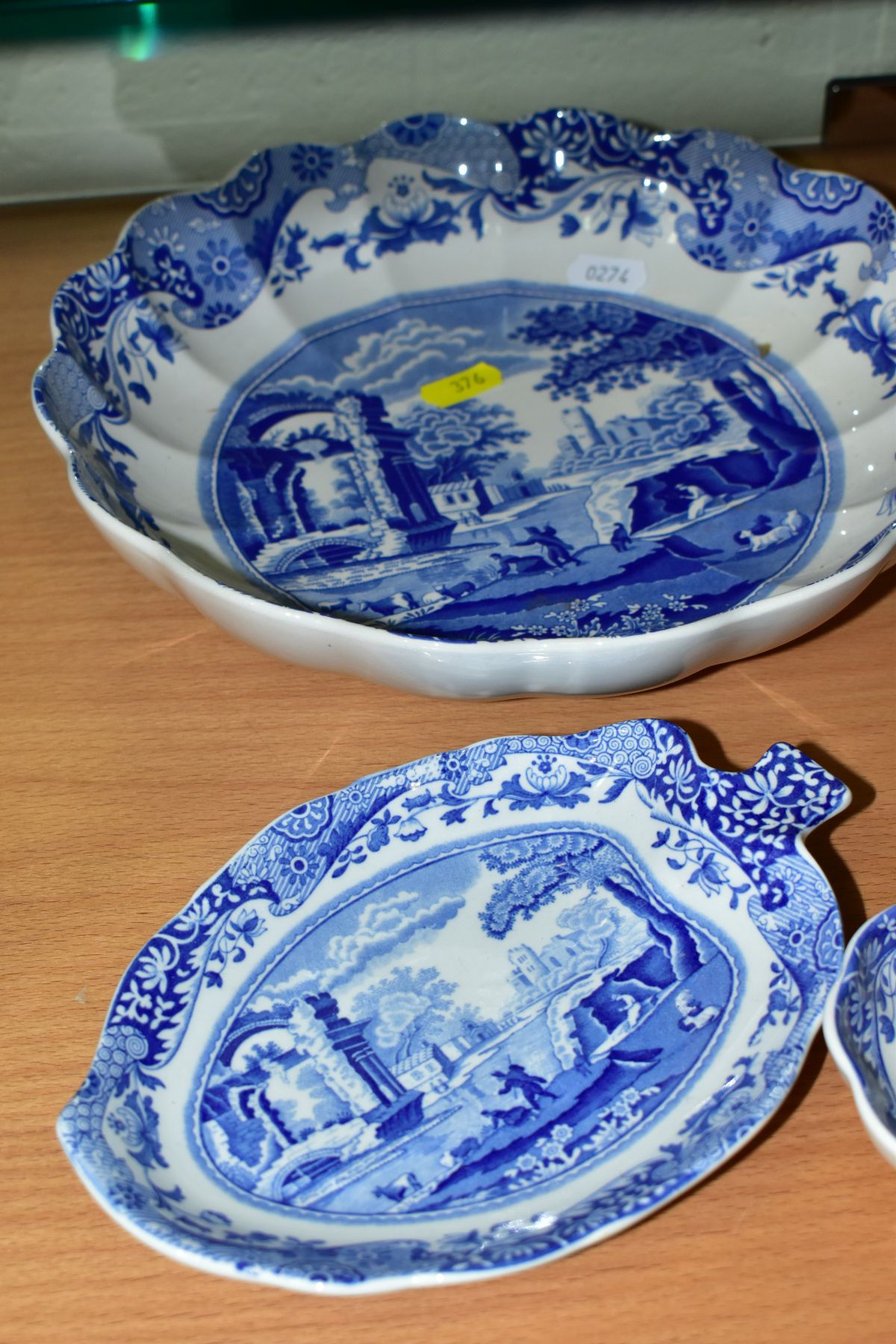 A QUANTITY OF MODERN SPODE ITALIAN SPODE DESIGN DINNER WARES, comprising an 11cm high jug, two small - Image 5 of 10