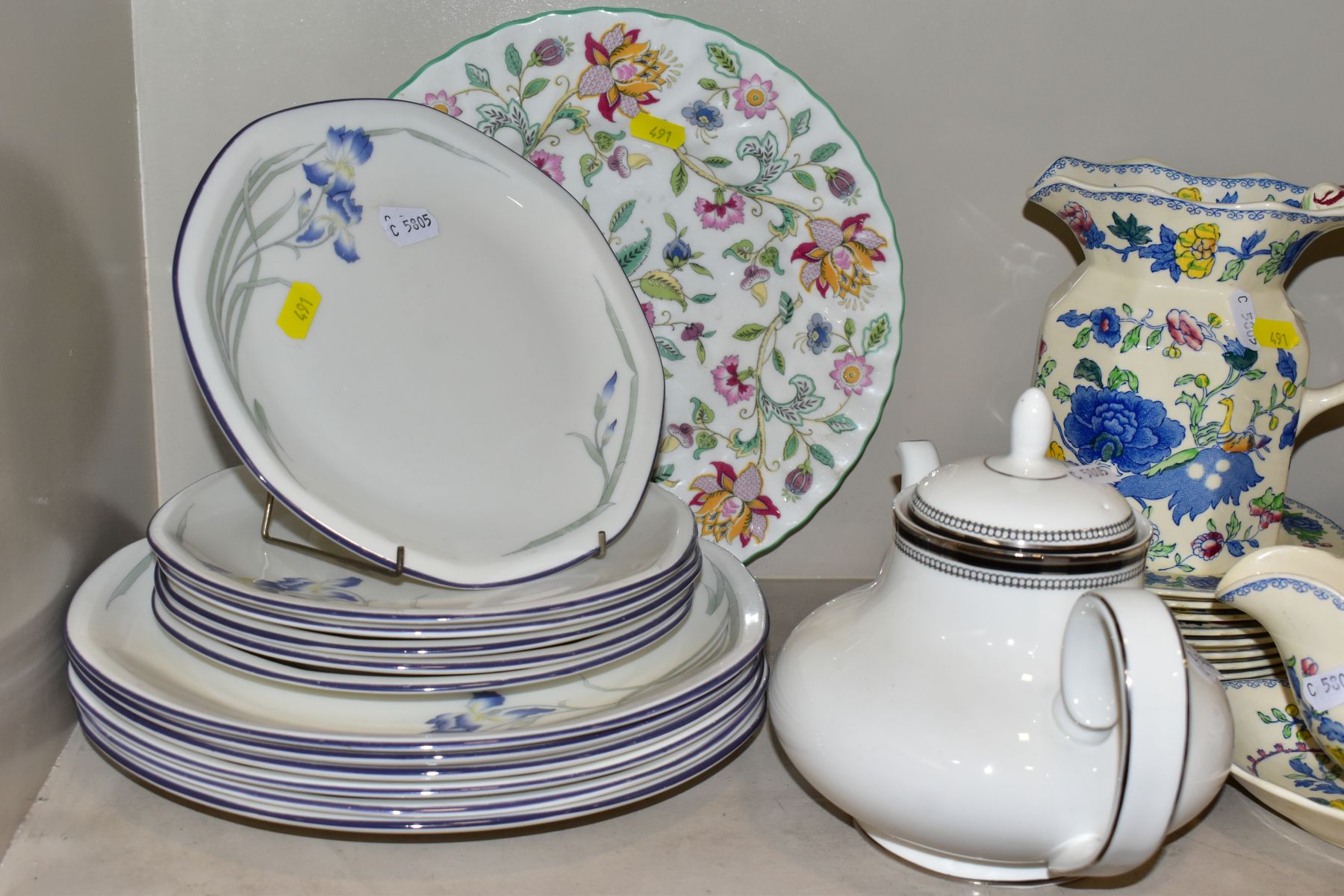 A GROUP OF CERAMIC TABLEWARES AND COLLECTABLES, to include boxed Royal Crown Derby Royal - Image 6 of 15