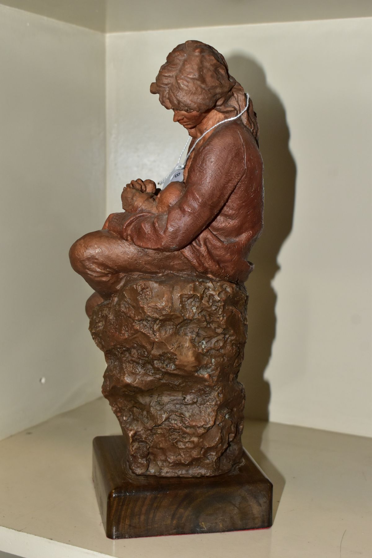 A LIMITED EDITION JOSEP BOFILL RESIN SCULPTURE, depicting mother and child, No 414/3999, on wooden - Image 5 of 6