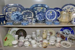 A GROUP OF CERAMICS, to include Wedgwood Jasperware, blue and white 'Willow' meat platters,