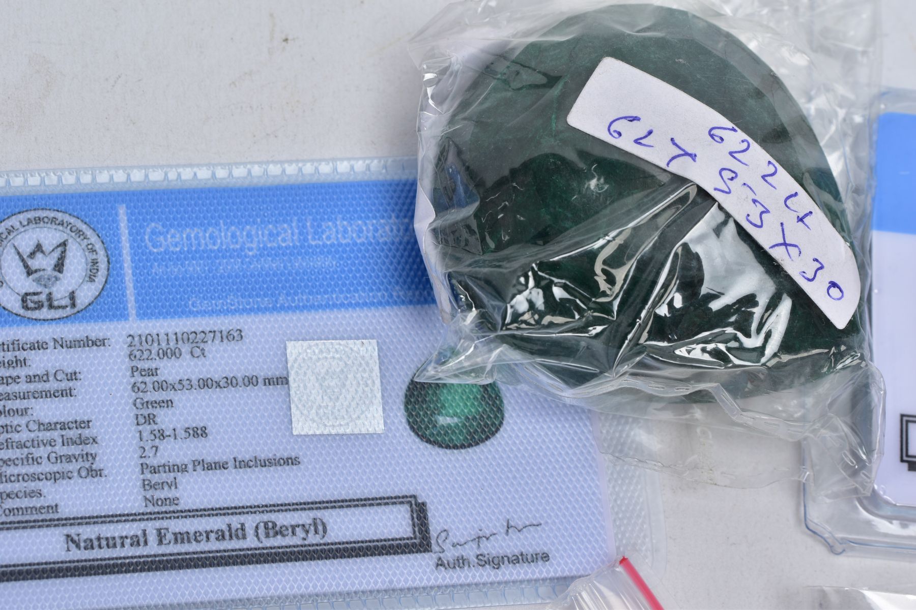 A SELECTION OF GEMSTONES AND JEWELLERY ITEMS, to include a green flourite and feldspar cluster ring, - Image 15 of 16