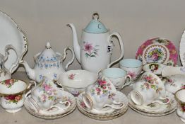 A QUANTITY OF ASSORTED ROYAL ALBERT TEA WARES AND PLATES, patterns comprising Lavender Rose,