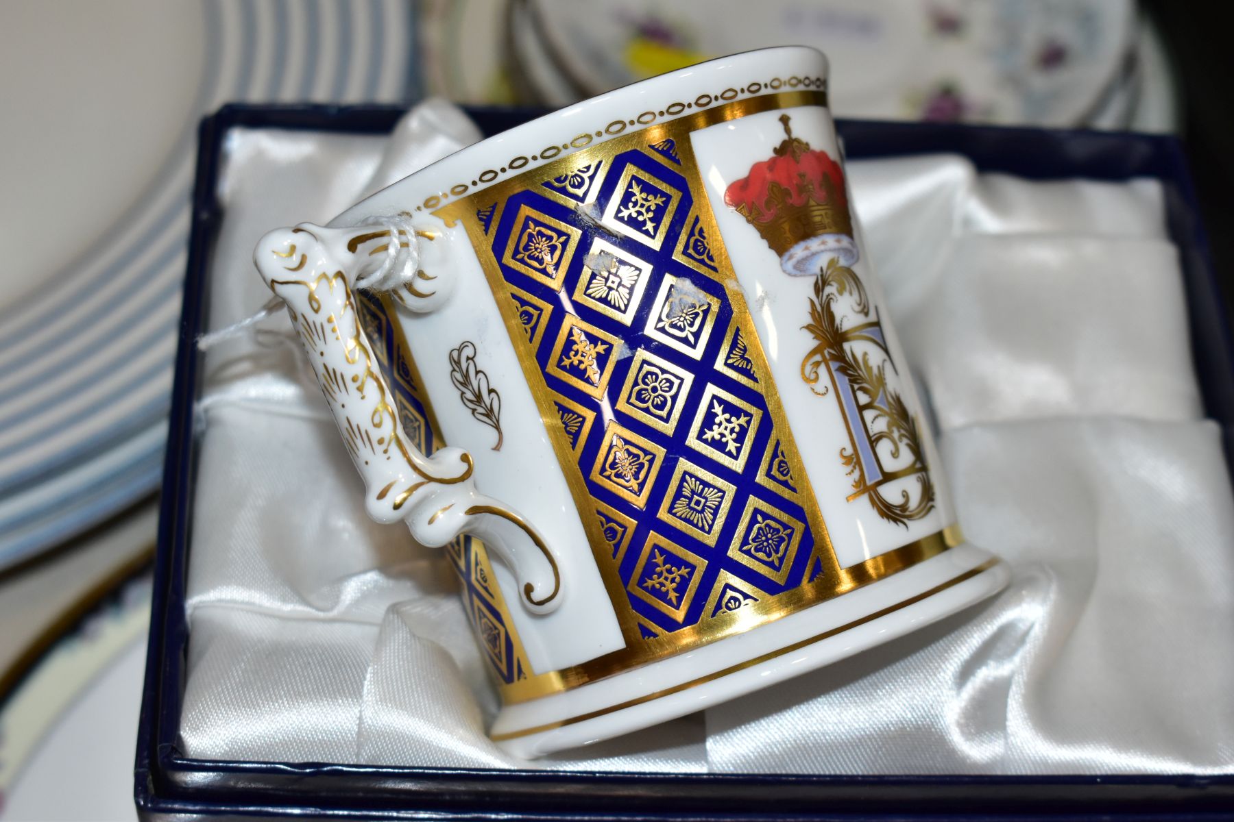 A GROUP OF CERAMIC TABLEWARES AND COLLECTABLES, to include boxed Royal Crown Derby Royal - Image 14 of 15