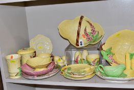 A QUANTITY OF CARLTON WARE AUSTRALIAN DESIGN RELIEF MOULDED FOXGLOVE PATTERN ITEMS, etc, including