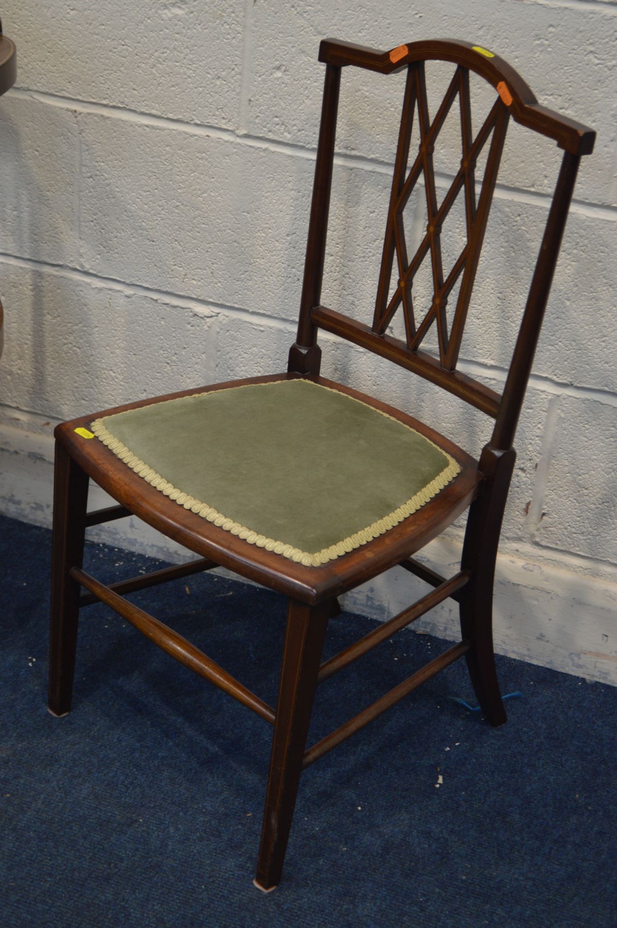 AN EDWARDIAN MAHOGANY AND STRUNG INLAID TWO SEATER SETTEE, width 112cm, along with two similar - Image 3 of 4