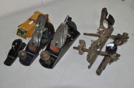A COLLECTION OF PLANES comprising a Stanley No4 1/2, Record No4, Stanley 1 3/8 cutter blockplane and