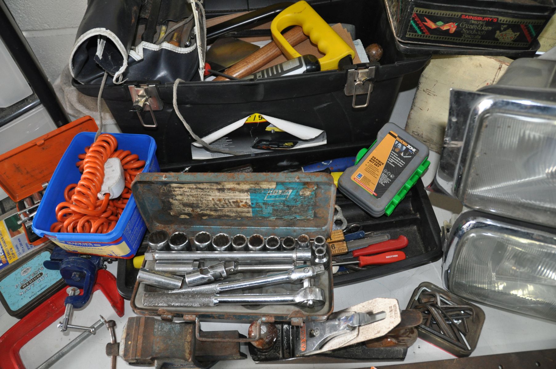 A LARGE QUANTITY OF TOOLS to include a sash clamp, a Stanley no4 planer, hi duty vice, socket set, - Image 3 of 6