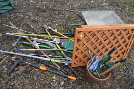 A QUANTITY OF GARDEN TOOLS to include a lopper, de-weeder, rake, broom, shears etc together with a