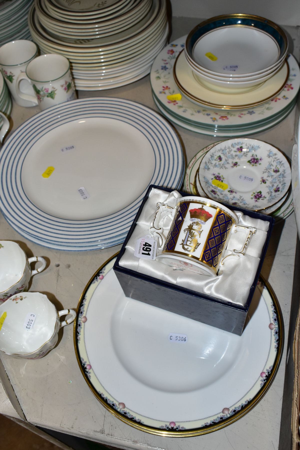 A GROUP OF CERAMIC TABLEWARES AND COLLECTABLES, to include boxed Royal Crown Derby Royal - Image 9 of 15
