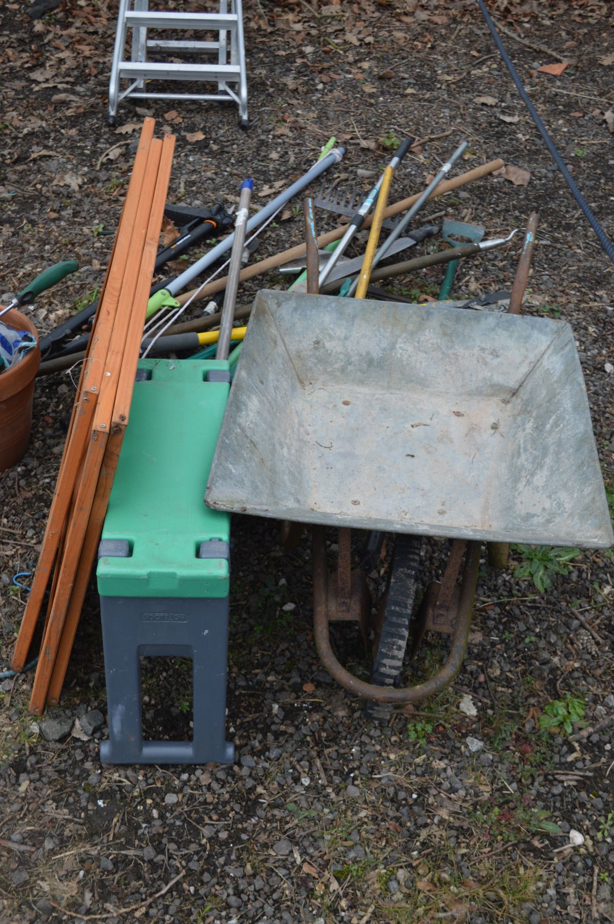 A QUANTITY OF GARDEN TOOLS to include a lopper, de-weeder, rake, broom, shears etc together with a - Image 4 of 4