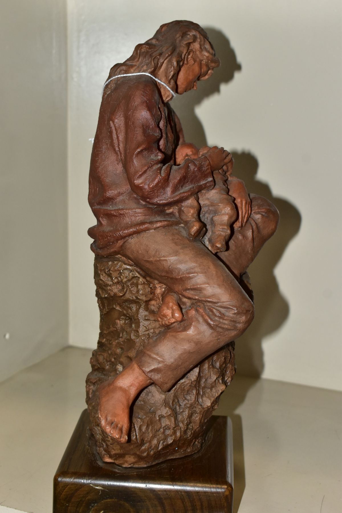 A LIMITED EDITION JOSEP BOFILL RESIN SCULPTURE, depicting mother and child, No 414/3999, on wooden - Image 3 of 6
