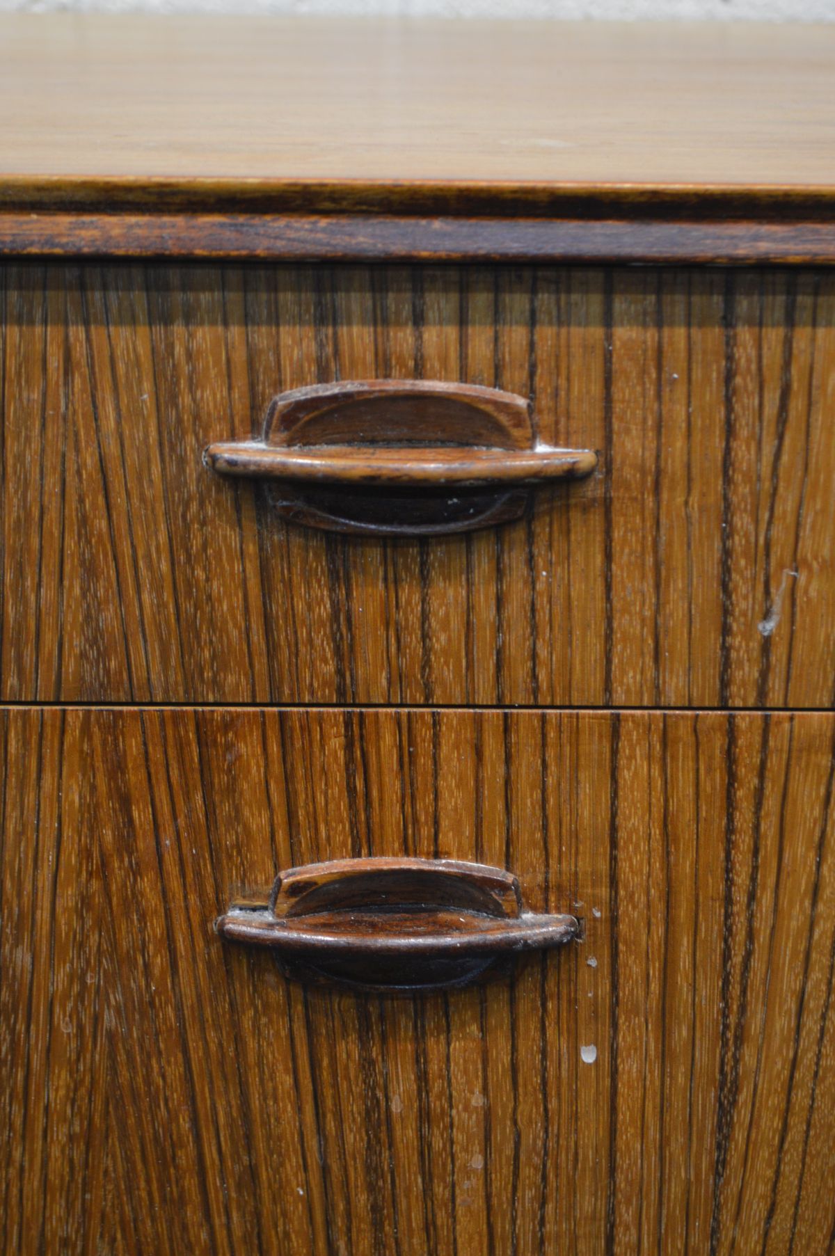 A MID TO LATE 20TH CENTYURY AFROMOSIA SIDEBOARD/CHEST OF SIX ASSORTED DRAWERS, on square tapering - Image 4 of 5