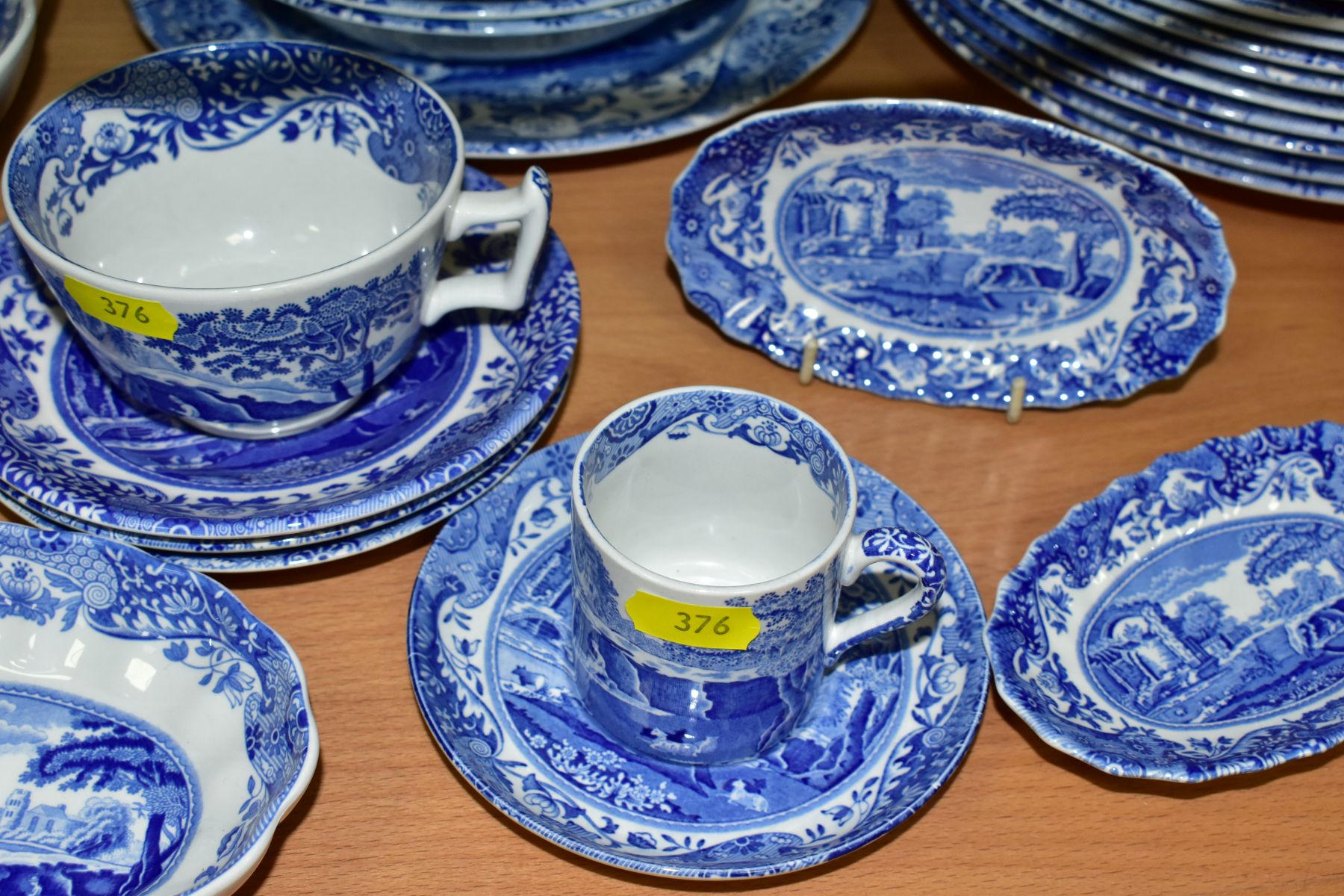 A QUANTITY OF MODERN SPODE ITALIAN SPODE DESIGN DINNER WARES, comprising an 11cm high jug, two small - Image 4 of 10