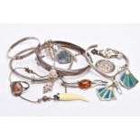 A SELECTION OF SILVER AND WHITE METAL JEWELLERY, to include a silver hinged bangle with a decorative