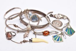 A SELECTION OF SILVER AND WHITE METAL JEWELLERY, to include a silver hinged bangle with a decorative