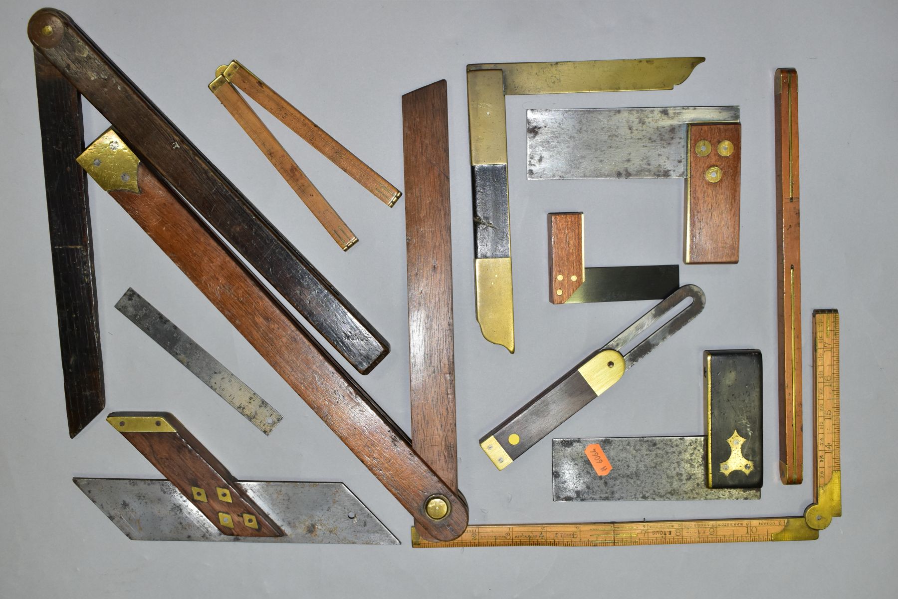 A TRAY CONTAINING VINTAGE MEASURING AND MARKING TOOLS, including a rosewood and brass dovetail - Image 7 of 10