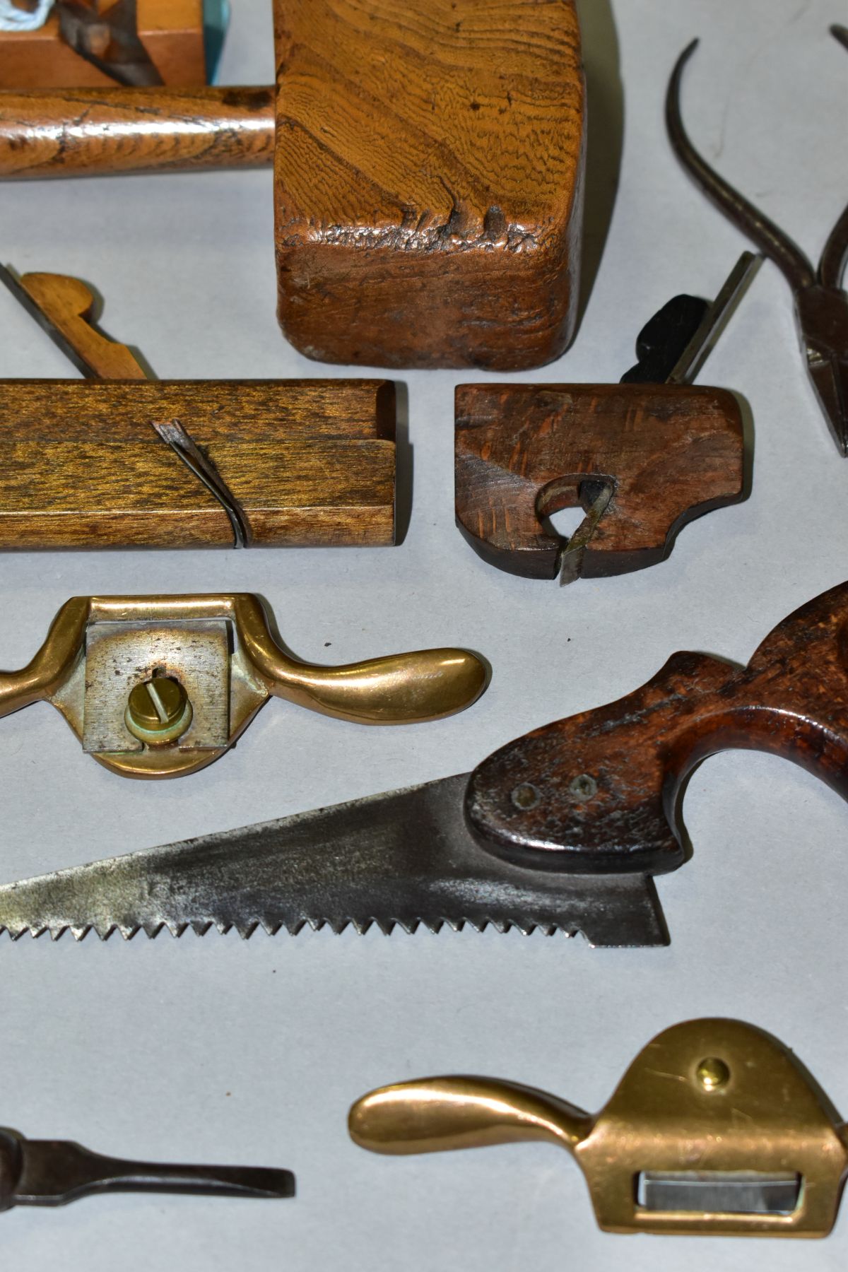 A SMALL TRAY CONTAINING MINIATURE CARPENTERS TOOLS including ½'' shoulder plane 2½'' long, a 1½'' - Image 3 of 6