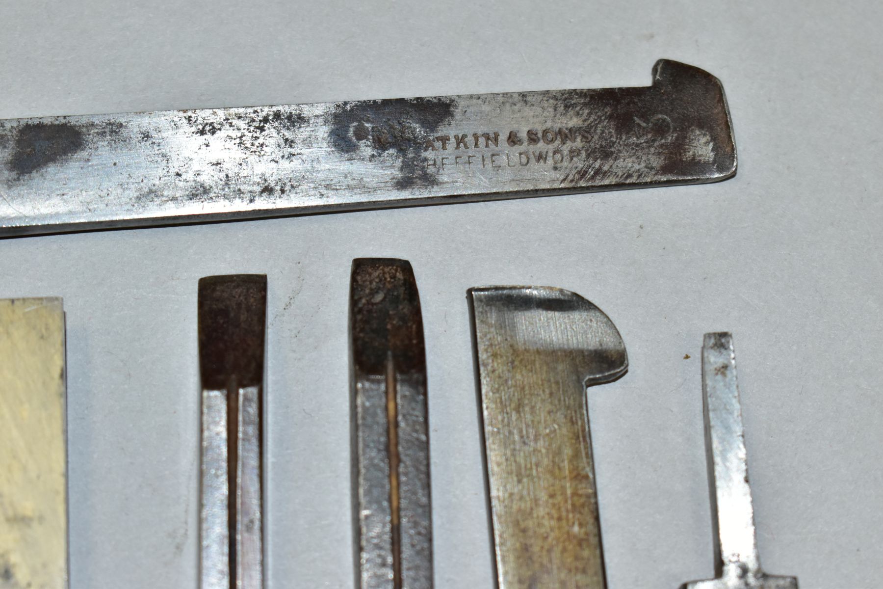 A TRAY CONTAINING TWENTY SIX VINTAGE PLOUGH PLANE IRONS by Ibbotson, Hildick, A Drew, Atkin etc - Image 9 of 9