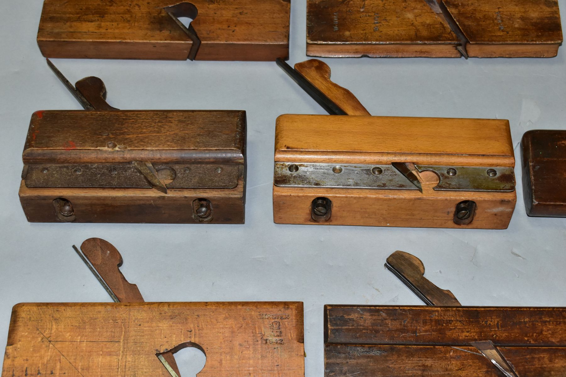 A TRAY CONTAINING NINETEEN MOULDING AND GROOVING PLANES including Torus, Ogee, half round, oval - Image 7 of 12