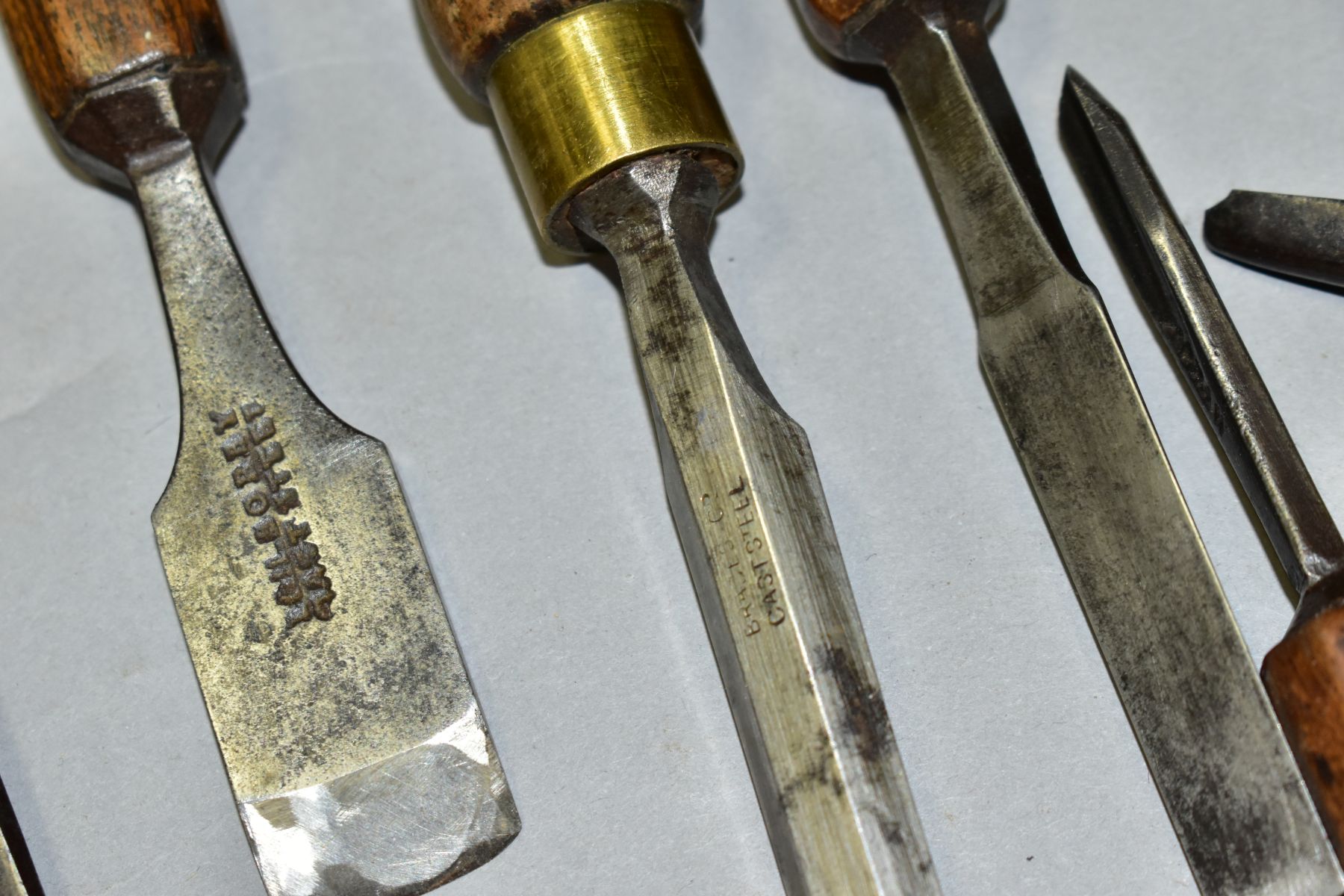 A TRAY CONTAINING TWENTY THREE EARLY CHISELS AND GOUGES including small gauge paring chisels and - Image 7 of 8