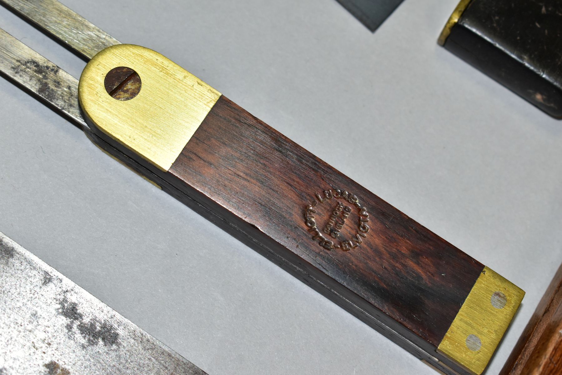 A TRAY CONTAINING VINTAGE MEASURING AND MARKING TOOLS, including a rosewood and brass dovetail - Image 5 of 10