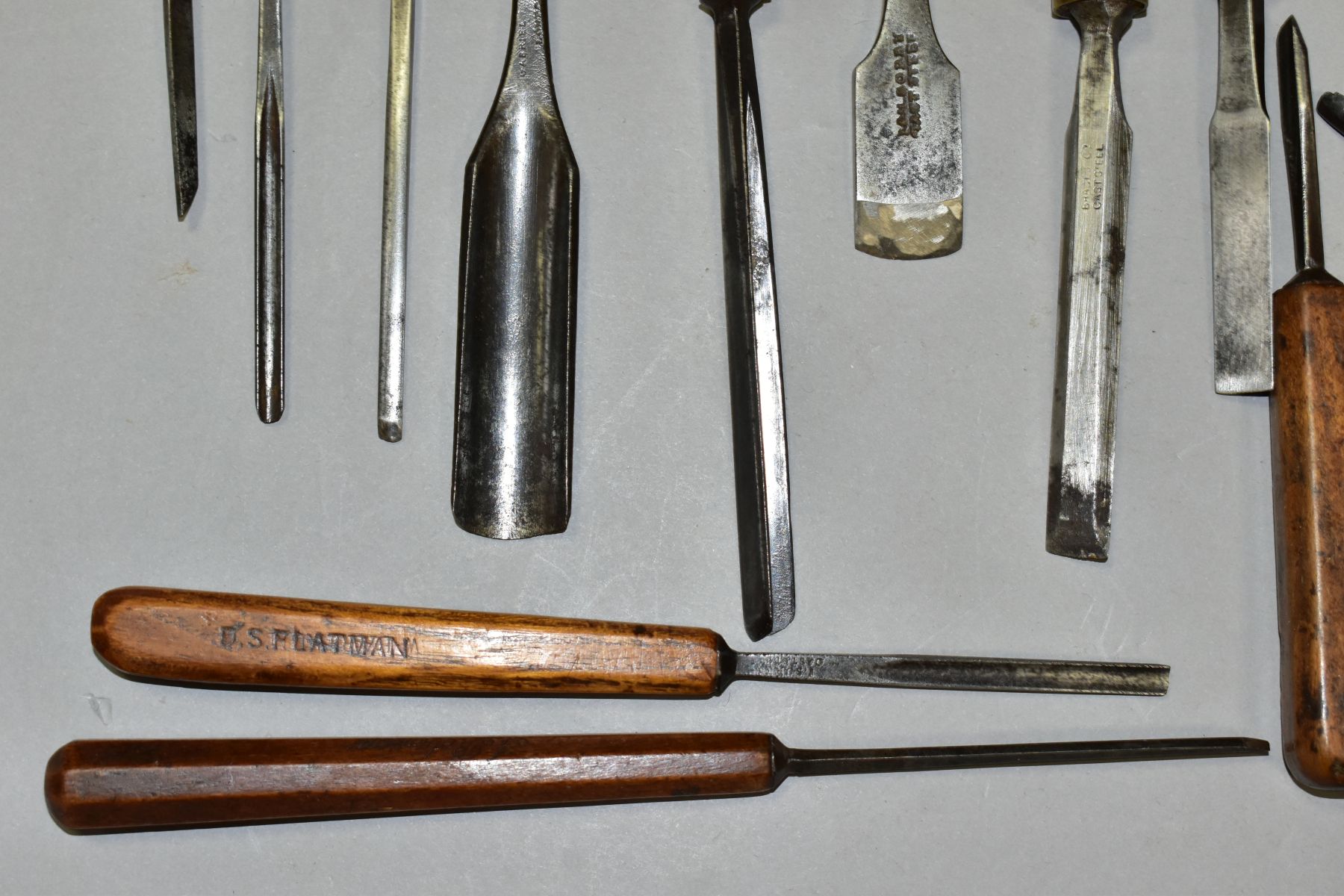 A TRAY CONTAINING TWENTY THREE EARLY CHISELS AND GOUGES including small gauge paring chisels and - Image 6 of 8