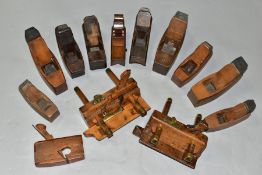 A TRAY CONTAINING VINTAGE PLOUGH, SHIPWRIGHTS AND COFFIN PLANES, such as an I.Drane compassed