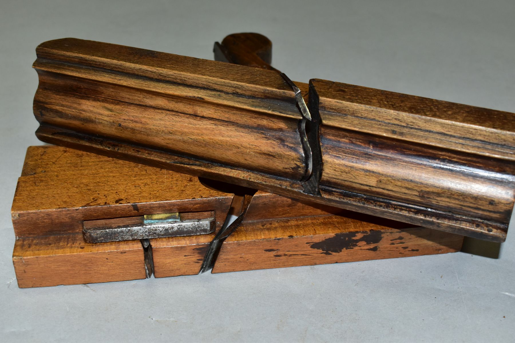 A TRAY CONTAINING NINETEEN MOULDING AND GROOVING PLANES including Torus, Ogee, half round, oval - Image 12 of 12