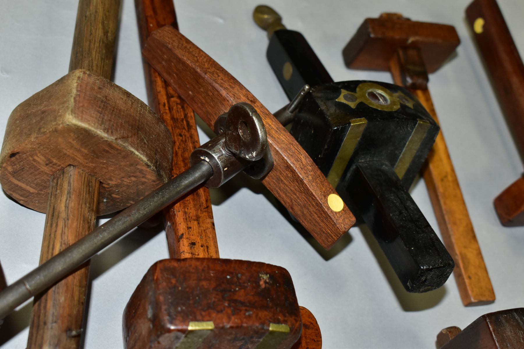 A TRAY CONTAINING EIGHT VINTAGE MARKING AND MORTICE GAUGES, including a Brass and Ebony Mortice, a - Image 5 of 5