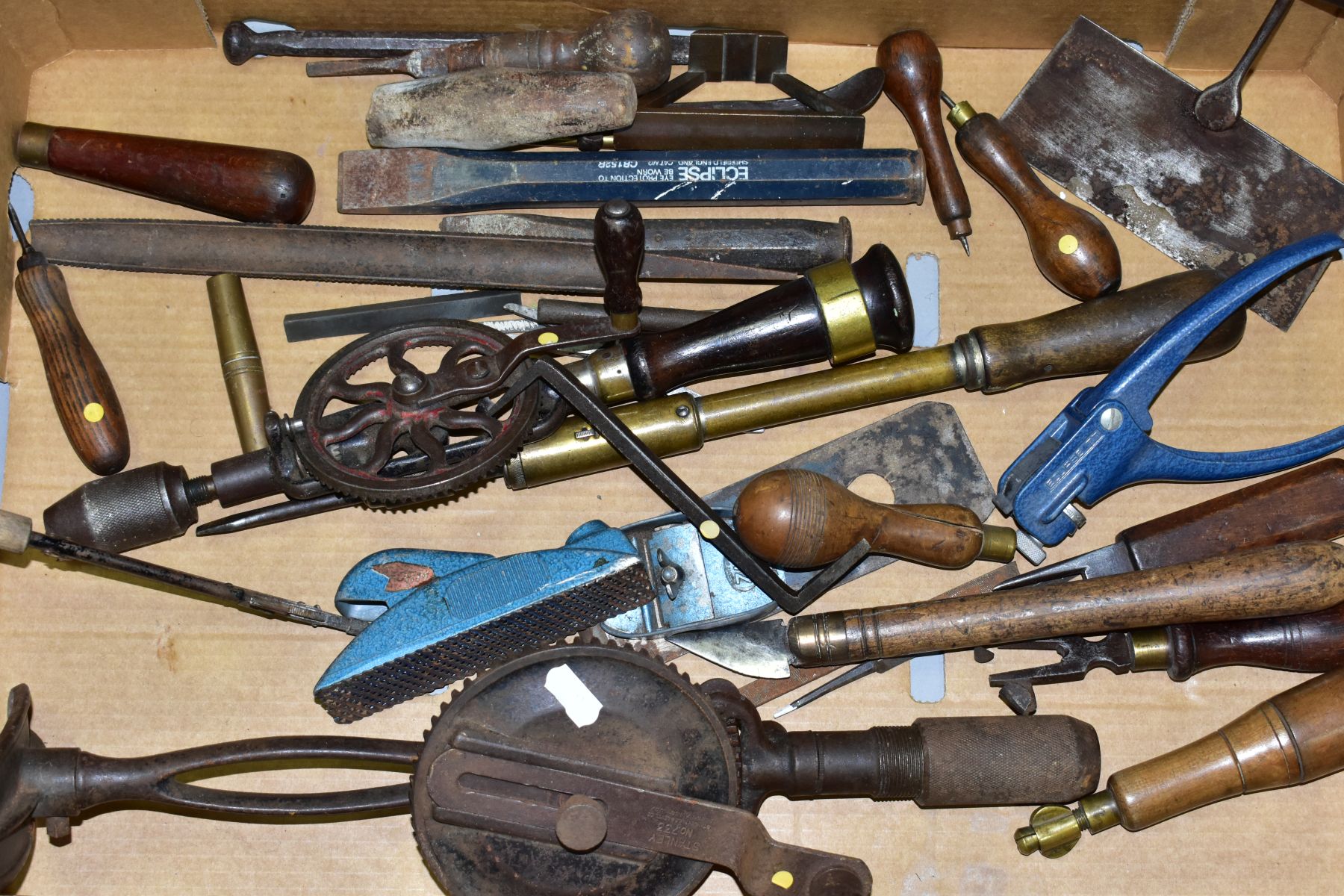 A TRAY CONTAINING VINTAGE HANDTOOLS including a North Bros Yankie, a Sycamore saw, a Stanley No - Image 2 of 6